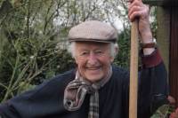 Evert in zijn tuin, rond zijn negentigste