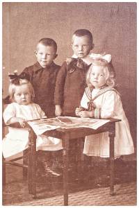 Evert, links, met zijn broer Haye, en zusjes Gatske en Martha